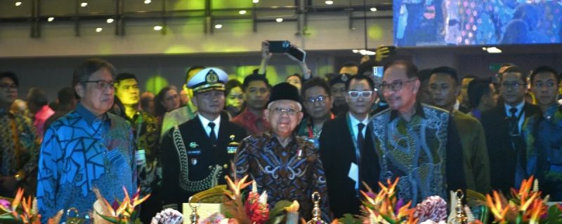 Wapres RI KH Ma’ruf Amin pada pembukaan Global Muslim Business Forum, di Kota Kuching-Serawak “Bumi Kenyalang”, Malaysia, Selasa (28/11/2023) malam