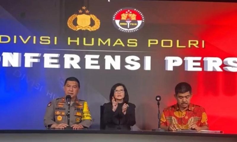 Kabag Ops Densus 88 Anti Teror Polri Kombes Pol Aswin Siregar saat memberikan keterangan pers