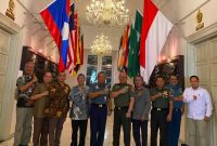 Plt Gubernur Lemhannas Laksamana Madya Firmansyah saat menerima pengurus PWI Pusat yang dipimpin ketua umumnya Hendry Ch Bangun di kantor Lemhannas di Jakarta, Senin (20/11)