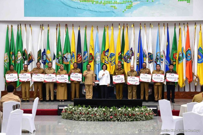 Menkeu Sri Mulyani dan Mendagri Tito Karnavian secara simbolis memberikan intensif fiskal bagi daerah yang mampu mengendalikan inflasi pada periode ke-3, Senin (06/11/2023), di Kantor Kemendagri, Jakarta. (Foto: Humas Kemenkeu)