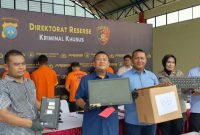 Ditreskrimsus Polda Kepri menangkap empat tersangka komplotan pencurian data nasabah