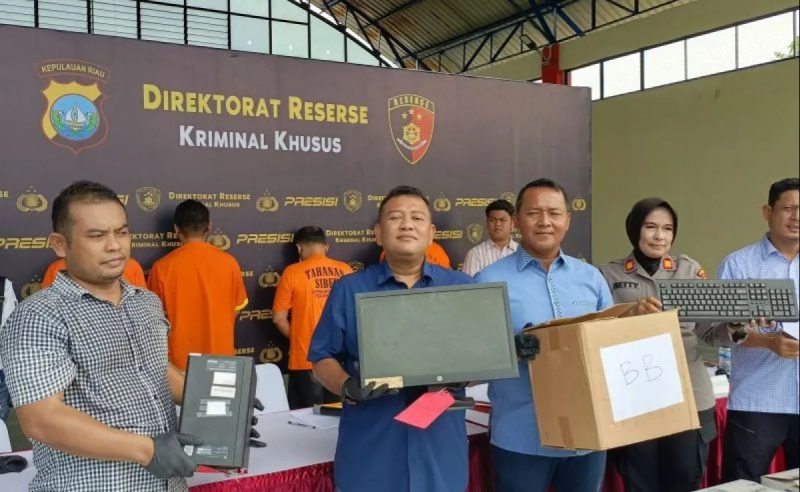Ditreskrimsus Polda Kepri menangkap empat tersangka komplotan pencurian data nasabah