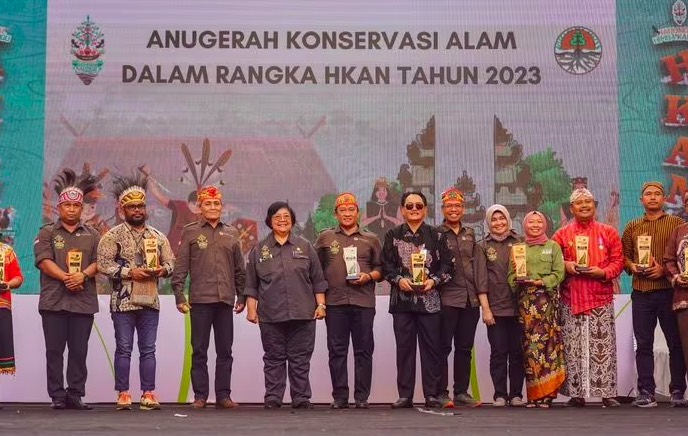 Menteri LHK Siti Nurbaya memberikan Anugerah Konservasi Alam kepada 18 penerima