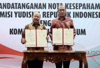 Ketua KPU Hasyim Asy'ari dan Ketua KY Amzulian Rifai