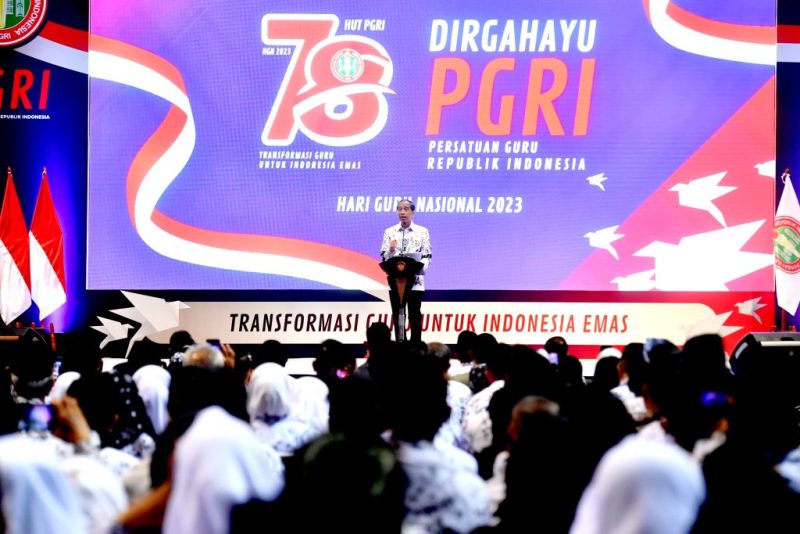 Presiden Jokowi menghadiri peringatan HUT ke-78 PGRI dan Hari Guru Nasional Tahun 2023 di Britama Arena, Kelapa Gading, Jakarta Utara, Sabtu (25/11/2023). (Foto: BPMI Setpres)