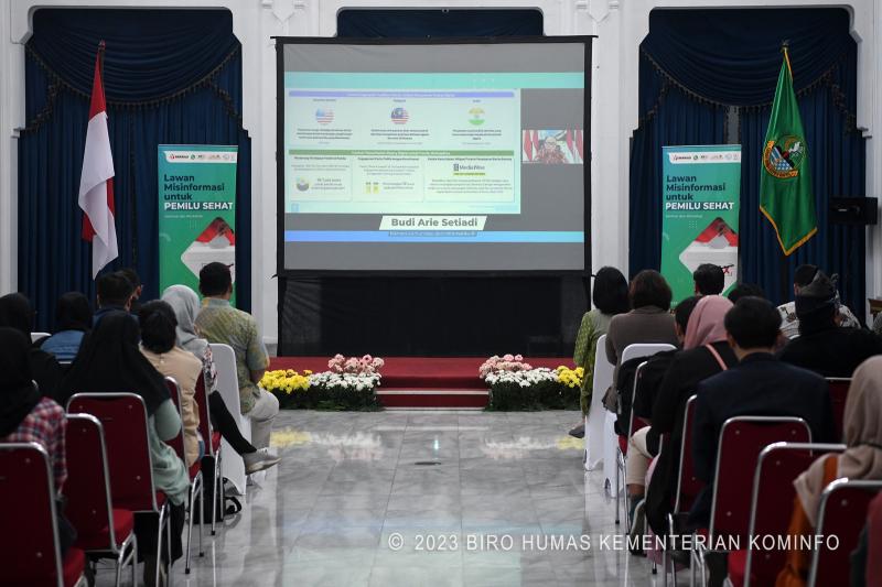 Seminar dan Workshop Lawan Misinformasi untuk Pemilu Sehat Kota Bandung secara daring dari Jakarta Pusat, Kamis (16/11/2023)