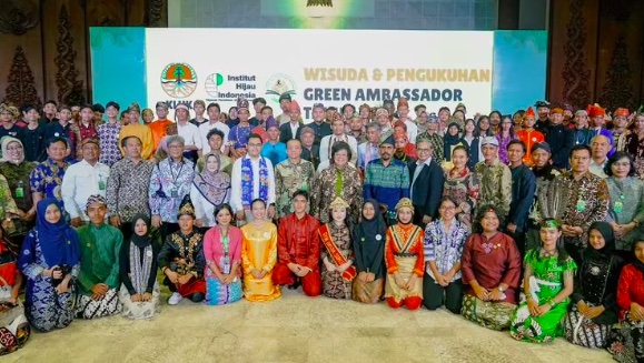 Menteri Lingkungan Hidup dan Kehutanan (LHK) Siti Nurbaya melantik 1.979 peserta Green Youth Movement (GYM) dan mengukuhkan Green Ambassador Indonesia