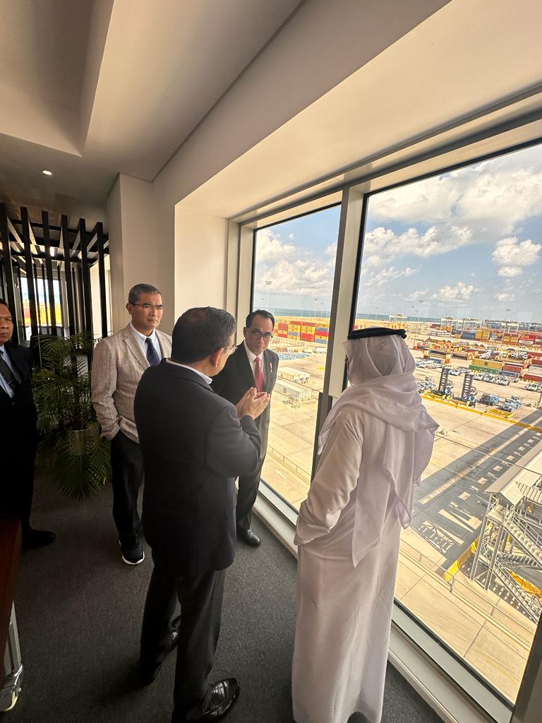 Menteri Perhubungan Budi Karya Sumadi melakukan pertemuan dengan CEO Abu Dhabi Port Saif Al Mazrouei, Sabtu (25/11/2023)