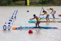 Atlet dayung Indonesia, Arip Purnam sesaat sebelum mencapai garis finis Kejuaraan Dunia Stand Up Paddle (SUP) nomor 200 meter putra yang berlangsung di Pattaya, Thailand, pada Kamis (16/11/2023) (Foto: PODSI)