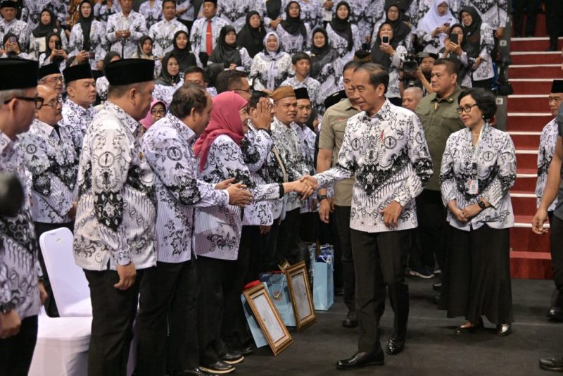 Presiden Jokowi menghadiri peringatan HUT ke-78 PGRI dan Hari Guru Nasional Tahun 2023 di Britama Arena, Kelapa Gading, Jakarta Utara, Sabtu (25/11/2023). (Foto: BPMI Setpres)