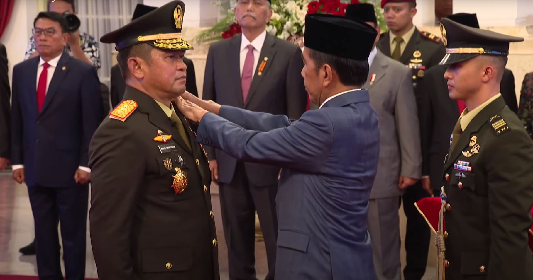 Presiden RI Joko Widodo (Jokowi) melantik Letnan Jenderal TNI Maruli Simanjuntak sebagai Kepala Staf Angkatan Darat (KSAD), di Istana Negara, Jakarta, Rabu (29/11/2023).