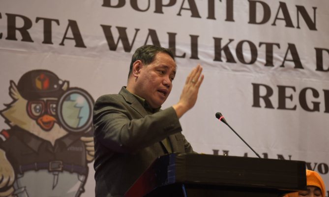 Anggota Bawaslu Herwyn JH Malonda saat penutupan Sosialisasi Pedoman Pelaksanaan Pengelolaan Dana Hibah Penyelengaraan Pengawasan Pemilihan Gubernur dan Wakil Gubernur, Bupati dan Wakil Bupati, Wali Kota dan Wakil Wali Kota Regional 3, Selasa (28/11/2023).