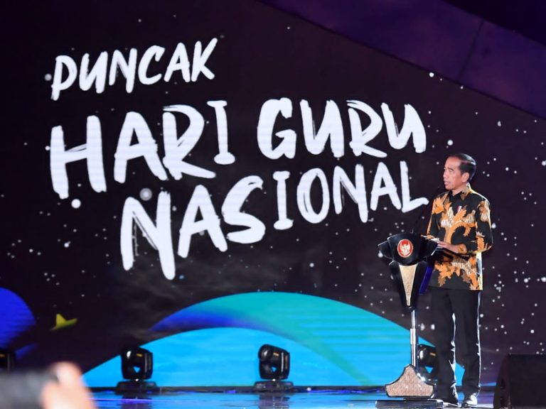 Presiden Jokowi menghadiri acara puncak peringatan Hari Guru Nasional 2023 di Indonesia Arena, Jakarta, Sabtu (25/11/2023). (Foto: BPMI Setpres)