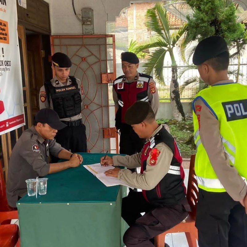 Personel Sat Samampta Polres Oku melaksanakan kegiatan Patroli Dialogis di Kantor Bawaslu Kabupaten OKU, Minggu (26/11/2023)