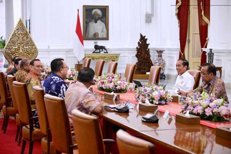 Presiden Jokowi menerima sejumlah pengurus Forum Rektor Indonesia (FRI) di Istana Merdeka, Jakarta, Selasa (07/11/2023). (Foto: BPMI Setpres)
