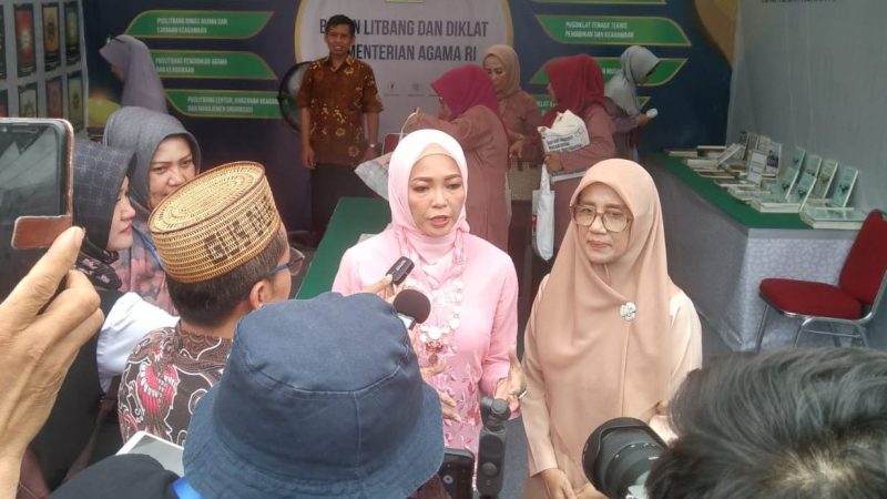 
Eny Yaqut kunjungi stan pameran Balitbang Diklat Kemenag RI di arena pembukaan STQH Nasional ke-27, Jambi