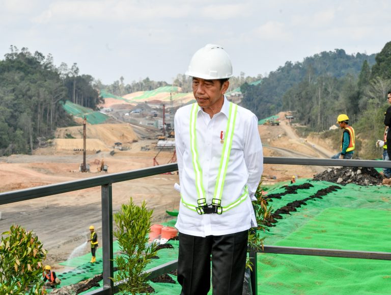 Presiden Joko Widodo Meninjau Proyek Jalan Tol IKN (01/11/2023). (Foto: BPMI Setpres)