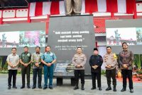 Kapolri Jenderal Polisi Drs Listyo Sigit Prabowo didampingi Panglima TNI Laksamana Yudo Margono meresmikan monumen Jenderal Polisi Hoegeng Iman Santoso di Pekalongan