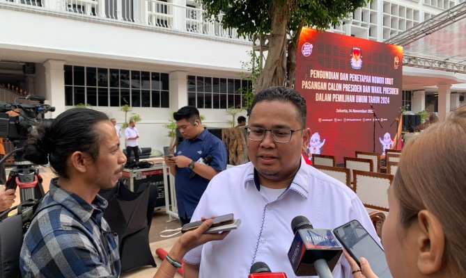Ketua Bawaslu Rahmat Bagja diwawancarai awak media usai penetapan peserta Pilpres 2024 di Kantor KPU, Jakarta, Senin (13/11/2023)