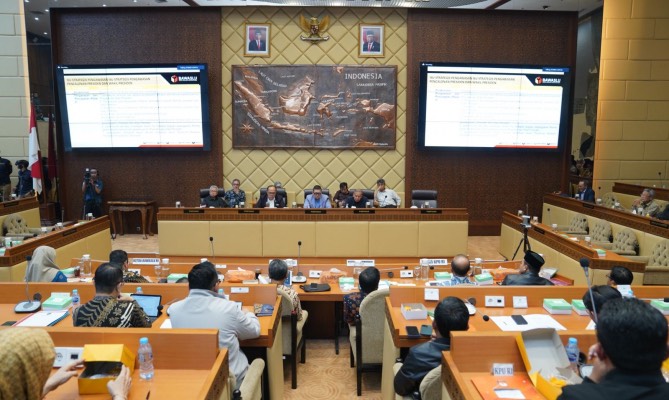 Suasana rapat dengan pendapat  antara Komisi II DPR RI dengan KPU, Bawaslu, dan DKPP serta  Kemendagri di Gedung DPR/MPR RI, Senayan, Jakarta