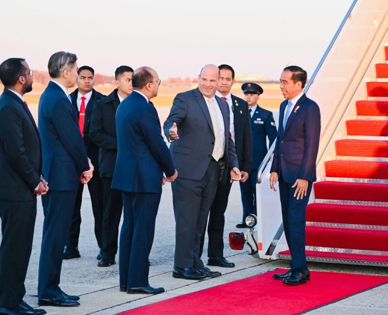 Presiden Jokowi beserta rombongan mendarat di Pangkalan Militer Andrews, Washington DC, Amerika Serikat, Minggu (12/11/2023) waktu setempat. (Foto: BPMI Setpres)