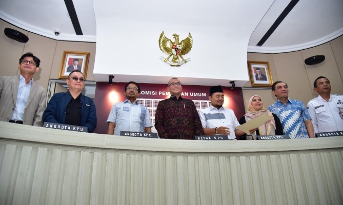 Konferensi pers usai penetapan peserta Pilpres 2024 di Kantor KPU, Jakarta, Senin (13/11/2023)