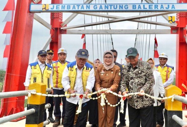 Menteri PUPR Basuki Hadimuljono bersama Anggota Komisi V DPR RI Dedi Wahidi dan Bupati Indramayu Nina Agustina meresmikan Jembatan Gantung Baleraja 