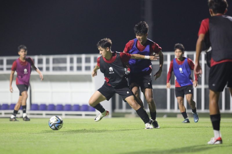 Tim U-17 Indonesia menggelar latihan resmi pertama sesuai jadwal FIFA di Lapangan A Komplek Stadion Gelora Bung Tomo (GBT), Surabaya, Senin (6/11)