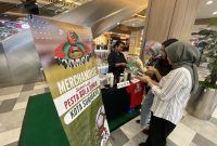 Penunjung saat melihat merchandise/souvenir Piala Dunia U17