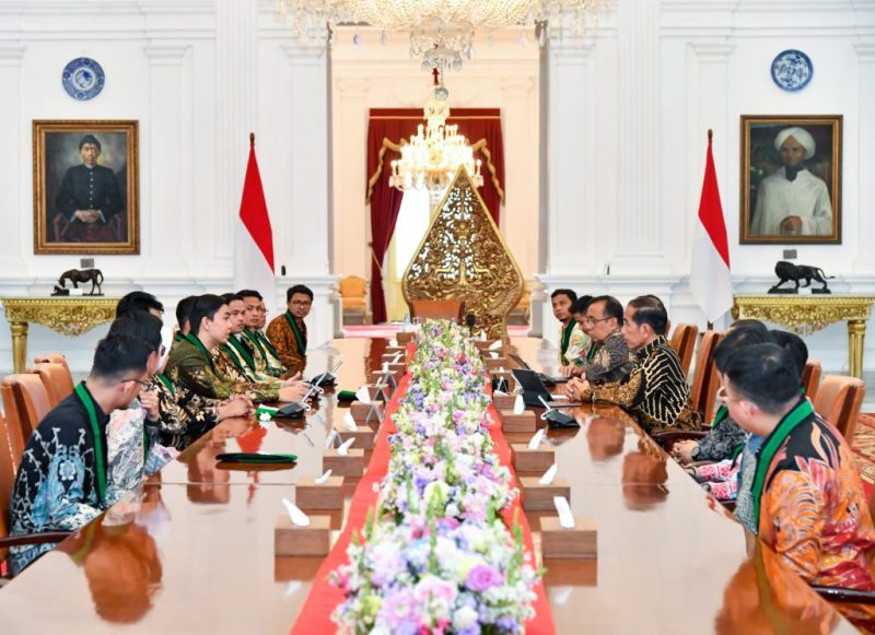 Presiden Jokowi menerima kunjungan Pengurus Besar Himpunan Mahasiswa Islam (PB HMI) di Istana Merdeka, Jakarta, Rabu (08/11/2023). (Foto: BPMI Setpres)