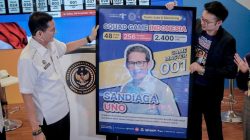 Menparekraf Sandiaga Salahuddin Uno bersama dengan Ketua Penyelenggara Squad Game Indonesia sekaligus CEO & Founder Dealls: Jobs & Mentoring, Andhika Sudarman di acara "The Weekly Brief with Sandi Uno" di Jakarta, Senin (27/11/2023)