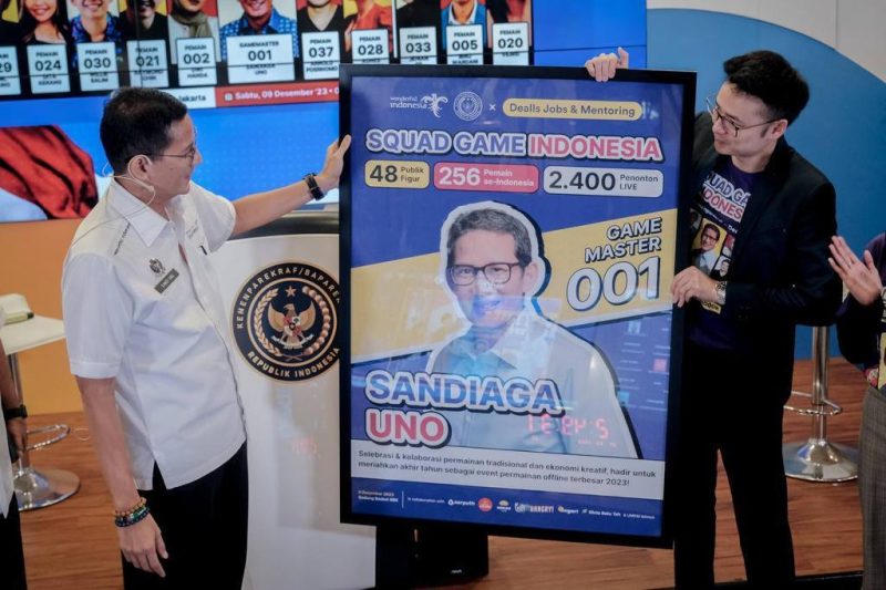 Menparekraf Sandiaga Salahuddin Uno bersama dengan Ketua Penyelenggara Squad Game Indonesia sekaligus CEO & Founder Dealls: Jobs & Mentoring, Andhika Sudarman di acara 