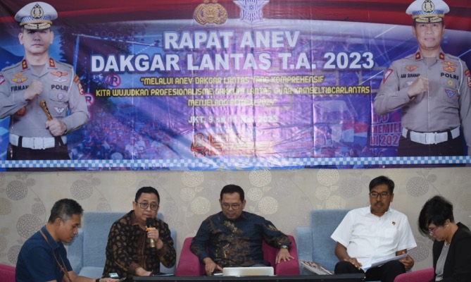 Anggota Bawaslu Puadi saat menjadi narasumber dalam rapat Analisis dan Evaluasi Penegakkan Pelanggaran yang diselenggarakan Korlantas Polri, Kamis (9/11/2023)