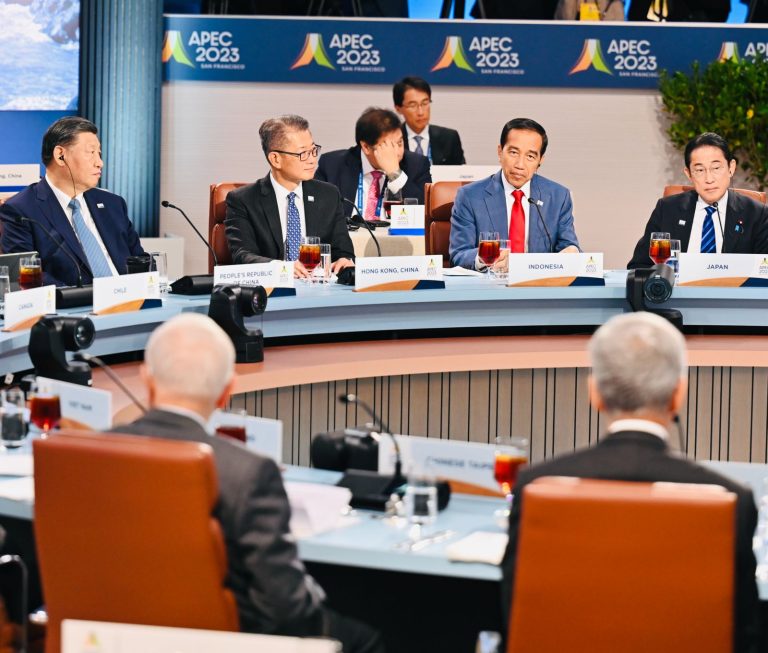 Presiden Joko Widodo menghadiri APEC Economic Leaders’ Informal Dialogue and Working Lunch