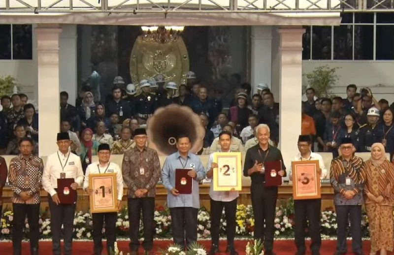 Tiga pasang capres cawapres memegang nomor urut (Foto: Tangkapan Layar YouTube KPU)