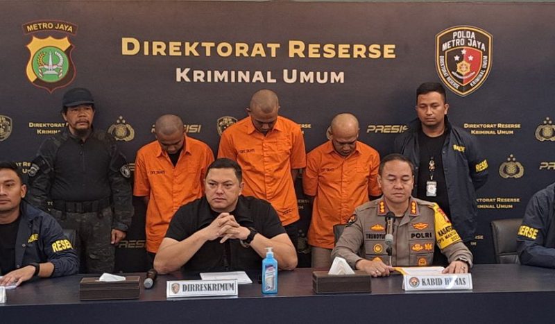 Dirreskrimum Polda Metro Jaya, Kombes Pol Hengki Haryadi SIK MH saat memberikan keterangan pers