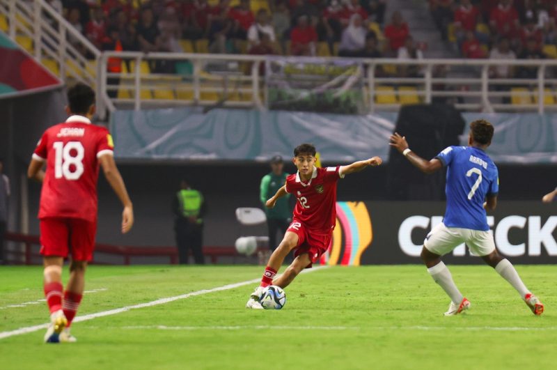 Timnas U-17 Indonesia saat menghadapi Ekuador dalam laga pertama Grup A di Stadion Gelora Bung Tomo, Surabaya, Jumat (10/11)