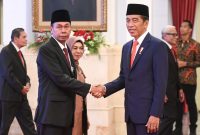 Presiden Joko Widodo memberikan ucapan selamat kepada Ketua KPK sementara Nawawi Pomolango usai mengucap sumpah jabatan di Istana Negara, Jakarta, Senin (27/11/2023)
