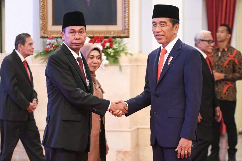 Presiden Joko Widodo memberikan ucapan selamat kepada Ketua KPK sementara Nawawi Pomolango usai mengucap sumpah jabatan di Istana Negara, Jakarta, Senin (27/11/2023)