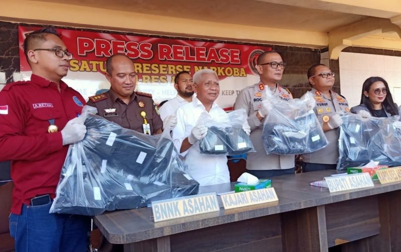 Kapolres Asahan, AKBP Rocky Hasuhunan Marpaung saat memberikan keterangan pers