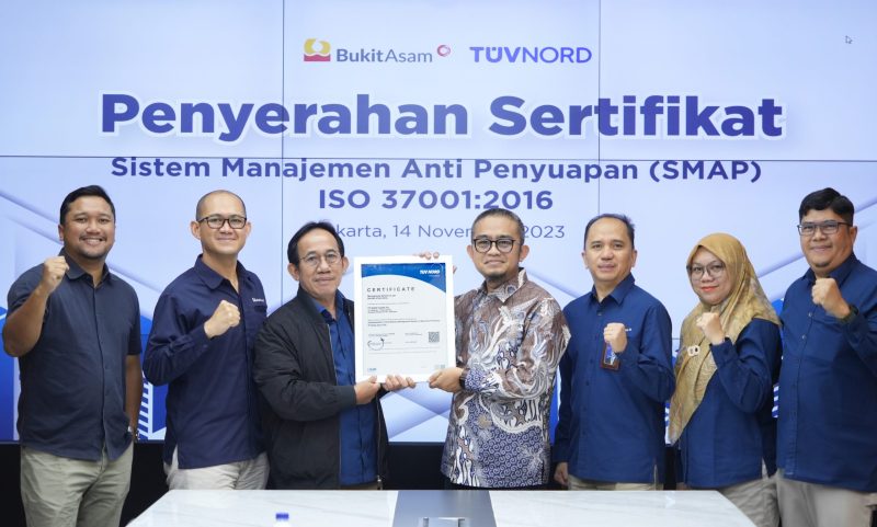 PT Bukit Asam Tbk (PTBA), anggota Grup MIND ID, berhasil mempertahankan sertifikasi Sistem Manajemen Anti Penyuapan (SMAP) ISO 37001:2016 berdasarkan hasil audit dari PT TUV NORD Indonesia selaku Badan Sertifikasi Independen.