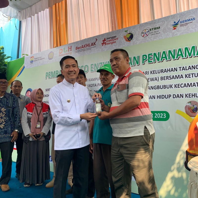 Pj Walikota Palembang H Ratu Dewa sampaikan apresiasinya kepada warga Kelurahan Talang Bubuk, Kecamatan Plaju Palembang, Jumat 3 November 2023.