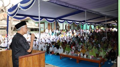 Bakal calon presiden Ganjar Pranowo menyapa masyarakat Desa Mekar Jaya, Kecamatan Keluang, Kabupaten Musi Banyuasin [Muba], Sumatera Selatan [Sumsel] pada Senin 6 November 2023.