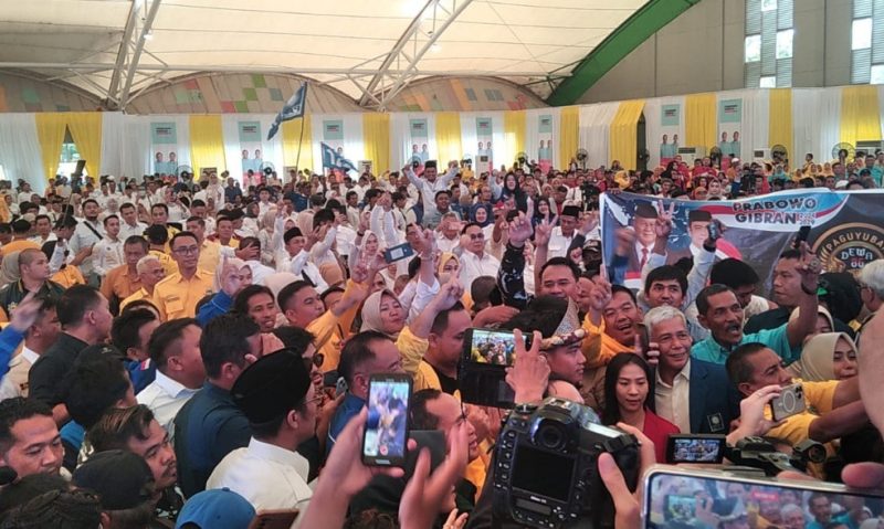 Kedatangan Calon Wakil Presiden Republik Indonesia [Cawapres RI] 2024 Gibran Rakabuming Raka di bumi Sriwijaya disambut antusias ribuan kader, sayap partai gabungan Koalisi Indonesia Maju [KIM] di Jakabaring Sport City [JSC] Palembang, Minggu 12 November 2023.