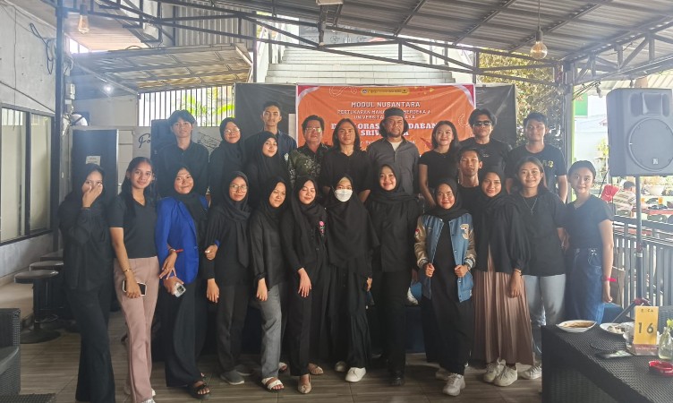 Budayawan Sumsel Vebri Al Lintani dalam Modul Nusantara Universitas di bawah koordinasi dosen Dr Dedi Irwanto di Roca Coffe & Resto Jalan Demang Lebar Daun, Senin 13 November 2023.