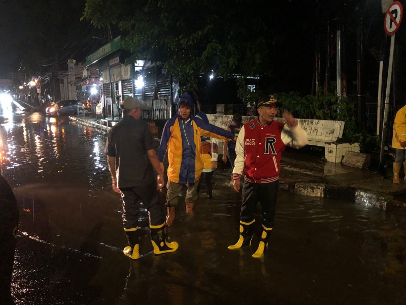PJ Walikota Ratu Dewa bergerak cepat meninjau langsung genangan air yang berpotensi banjir di berbagai titik di Kota Palembang.
