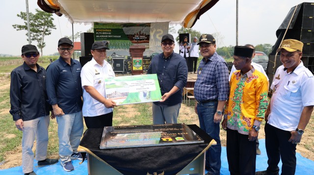 Pembangkit Listrik Tenaga Surya (PLTS) untuk irigasi lahan pertanian di Kampung Rejosari Mataram, Kecamatan Seputih Mataram, Kabupaten Lampung Tengah [Lamteng] diresmikan Bupati Lamteng Musa Ahmad dan VP Sustainability PT Bukit Asam Tbk (PTBA) Hartono pada Rabu 15 November 2023.
