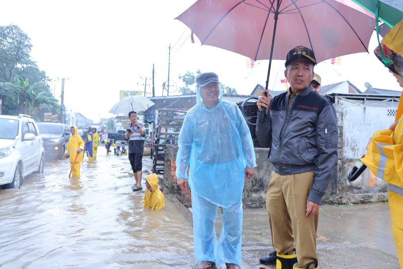 Pagi tadi, Palembang kembali diguyur hujan, PJ Walikota Ratu Dewa bereaksi cepat meninjau beberapa titik lokasi rawan genangan air hingga berpotensi banjir. Antisipasi hal tersebut petugas pun dikerahkan pada Senin 20 November 2023 menuju kawasan rentan banjir.