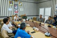 Rapat bersama 7 Instansi [PUPR Kota Palembang, BMKG, BBWS VIII, BBPJN Sumsel, BPPW Sumsel, Dinas Sumber Daya Alam Sumsel, Kodim 0418] siaga dalam mengantisipasi gejolak banjir, di Ruang Rapat PUPR Kota Palembang, Rabu 22 November 2023.