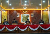 Pj Walikota Prabumulih H Elman ST MM dan Pj Sekda Drs Aris Priadi SH MSi, menghadiri Rapat Paripurna DPRD Prabumulih dalam rangka pengesahan plafon anggaran APBD Tahun 2024, Minggu 26 November 2023.